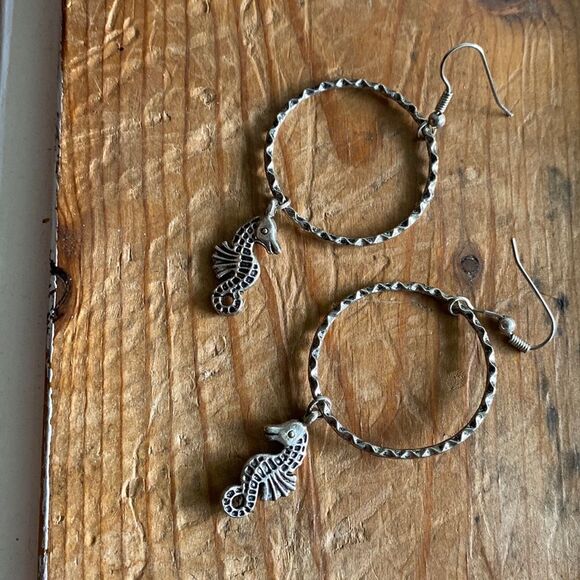 💛 Vintage Silver Tone Seahorse Hook Earrings - Picture 2 of 6